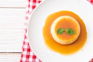 Ev yapımı karamel kremalı puding