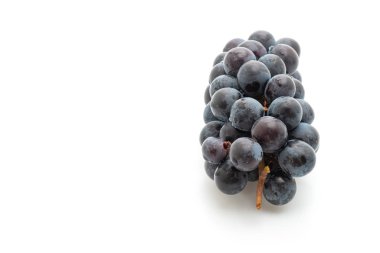 beyaz arka planda taze siyah üzüm