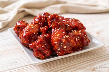 Baharatlı soslu kızarmış tavuk 