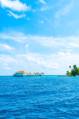 plaj ve deniz ile tropikal Maldivler tatil otel ve ada