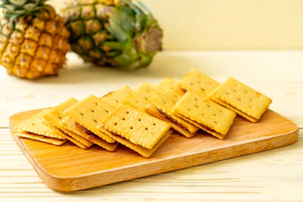 Ananas reçeli ile peynirli bisküvi — Stok fotoğraf