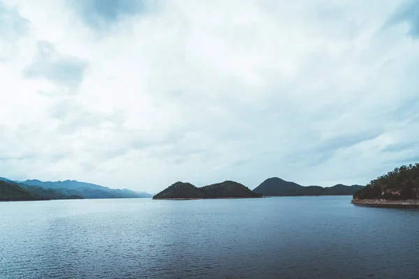 Srinagarind-Staudamm bei bewölktem Himmel in Kanchanaburi, Thailand — Stockfoto