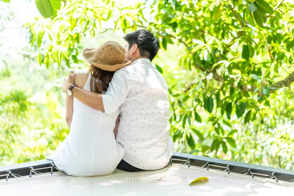 Jonge gelukkige Aziatische paar verliefd op wieg balkon — Stockfoto