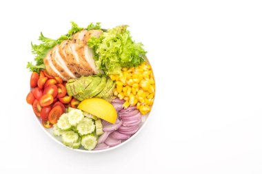 Tavuk göğsü ile sağlıklı salata kasesi 