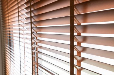 Oturma odasında penceresinde ahşap kepenkleri