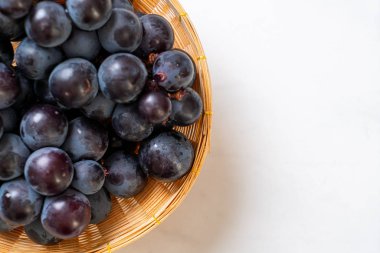 beyaz arka planda taze siyah üzüm
