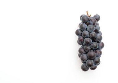 beyaz arka planda taze siyah üzüm