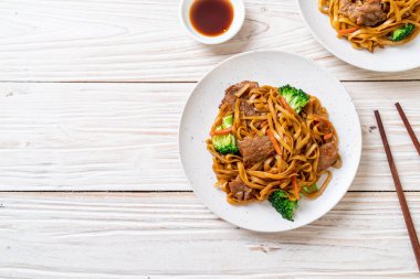 domuz ve sebze ile kızarmış erişte