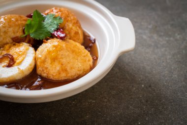 Haşlanmış yumurta demirhindi soslu kızarmış