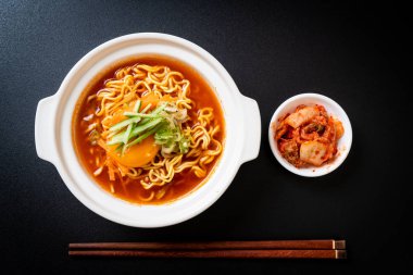 yumurta, sebze ve kimchi Koreli baharatlı anlık erişte