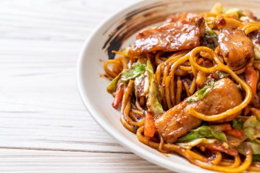 tavada kızartılmış yakisoba noodle domuz eti ile