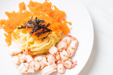 karidesler ve karides yumurtası ile spagetti kremsi