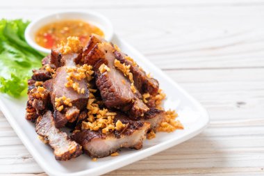 Fried çizgili domuz eti veya gevrek domuz eti veya derin kızarmış domuz eti