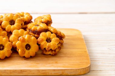 ananas reçeli ile çiçek bisküvi