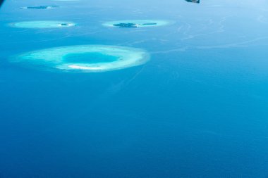 Uçak penceresinden Maldivler Adaları üst görünümü 