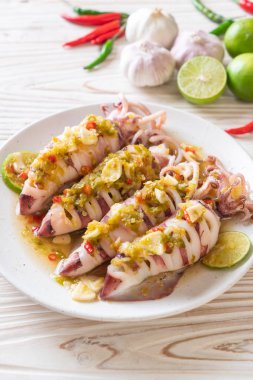 Baharatlı Chili ve limon sosu ile buharda squids