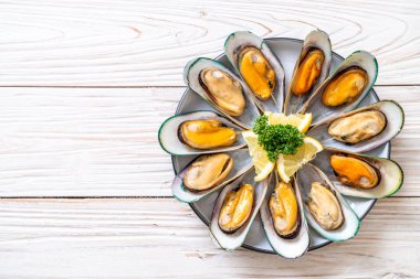 Limonlu ve maydanozlu midye