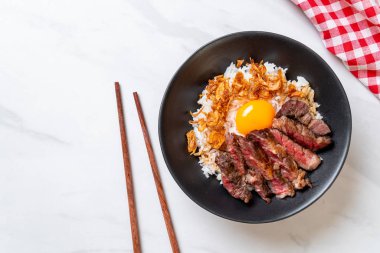 yumurta ile tepesinde pirinç kase dilimlenmiş sığır eti