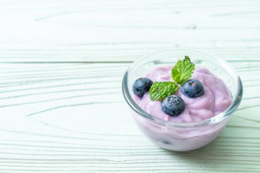 yogur con arándanos frescos