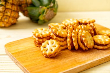 ananas reçel ile bisküvi