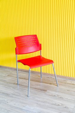 sarı duvarlı kırmızı sandalye