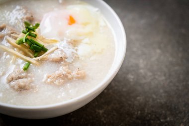 kase kıyılmış domuz eti ile pirinç çorbası 