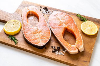 taze çiğ somon fileto biftek