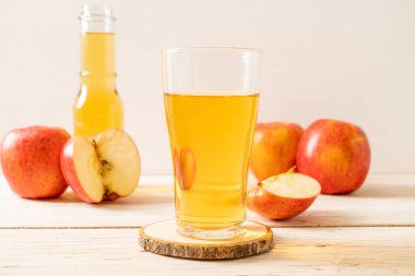 Kırmızı elma meyvesi ile elma suyu