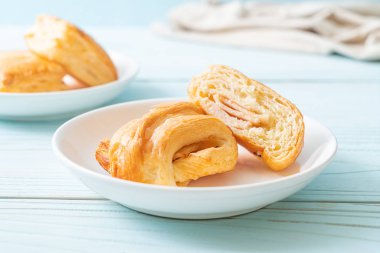 Ev yapımı jambon peyniri kruvasanı