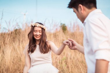 Mutlu genç Asyalı çift aşık iyi vakit geçiriyor 