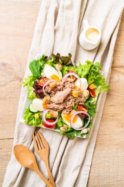 Sebze salatası ve yumurta ile tuna