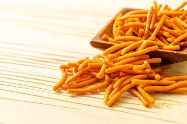 sarımsak bisküvi ekmek çubuğu