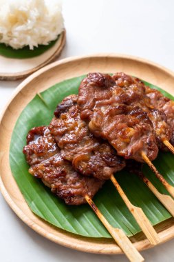 saptırılmış süt domuz beyaz yapışkan pirinç ile ızgara