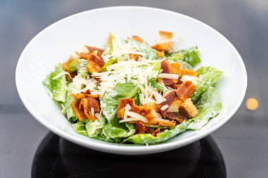 Beyaz tabakta Sezar salatası