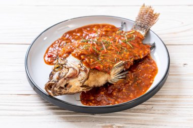 Chili soslu kızarmış balık