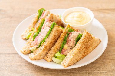 Ev yapımı ton balıklı sandviç 