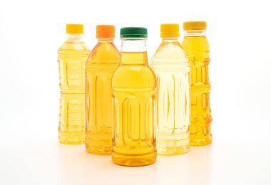 şişe buzlu çay ve yeşil çay beyaz arka plan üzerinde