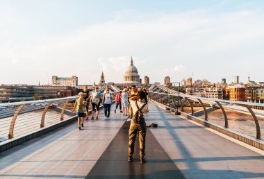 Londra, İngiltere, 27 Ağustos 2019: İnsanlar Millenium b'de yürüyor