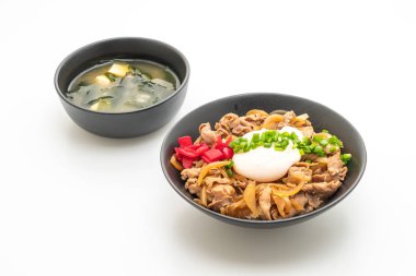 Yumurtalı domuz pirinci kasesi (Donburi) - Japon yemeği tarzı.