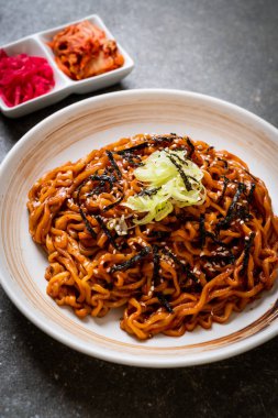 Kore sıcak ve baharatlı anlık noodle kimchi ile