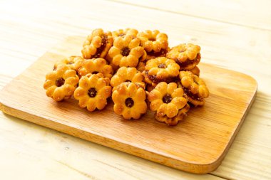 ananas reçeli ile çiçek bisküvi