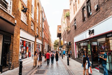 Londra - İngiltere - 27 Ağustos 2019: L'deki Covent Garden pazarının görünümü