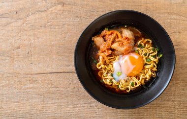 Kimchi ve yumurta ile Kore anlık erişte