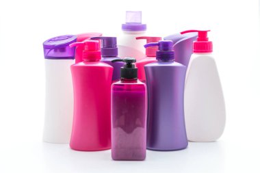 Beyaz arka plan üzerinde şampuan veya saç kremi şişe