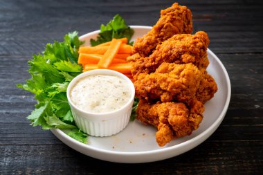 Kızarmış baharatlı tavuk kanadı