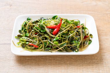 Istiridye sosu ile Kızarmış ayçiçeği Sprout