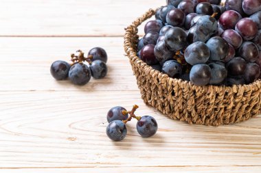 beyaz arka planda taze siyah üzüm