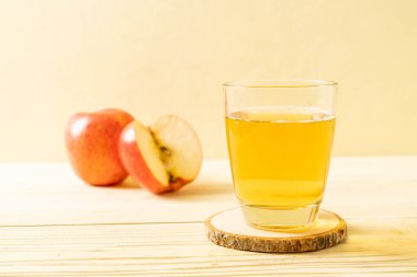 Kırmızı elma meyvesi ile elma suyu