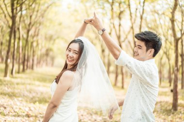 Ağaç arch aşık mutlu Asya çift 