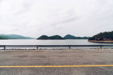 Kanchanaburi de bulutlu gökyüzü ile Srinagarind Barajı , Tayland